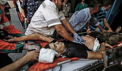 Servicios sanitarios trasladan a un manifestante palestino a un hospital en Gaza este viernes.
