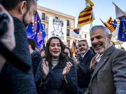 La líder catalana de Ciudadanos, Inés Arrimadas, y el diputado Carlos Carrizosa en Amer, municipio natal de Puigdemont.