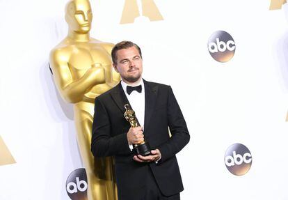 Leonardo DiCaprio con su Oscar por 'El Renacido', en febrero de 2016.