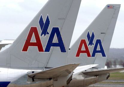 Las colas de dos aviones de AA en el aeropuerto Ronald Reagan.