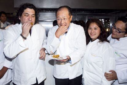 El presidente del Banco Mundial, Jim Yong Kim (en el centro), y el chef peruano Gast&oacute;n Acurio (a la izquierda) comen &quot;picarones&quot;, un postre t&iacute;pico peruan en el restaurante &quot;Astrid y Gast&oacute;n&quot;, en el distrito de San Isidro, en Lima (Per&uacute;)