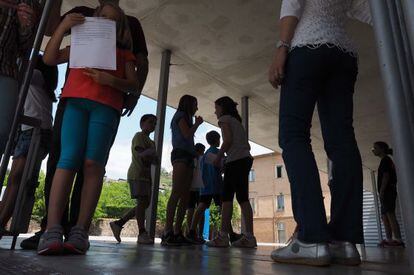 Niños en la puerta de la escuela Cor de Maria de Olot.