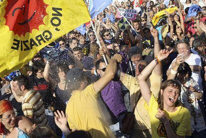 Ciudadanos contrarios a la energía nuclear celebran, en el centro de Roma, el resultado de los referendos.