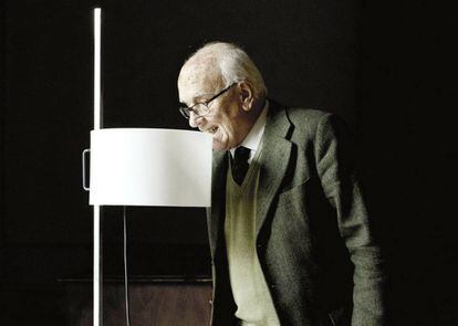 Miguel Milá, autor de los uno de los libros del año, muerde la lámpara de pie TMC que formó parte de la primera colección de TRAMO (Trabajos Molestos), la empresa que fundó el diseñador para autoproducir su obra durante la posguerra española. Ahora la edita Santa & Cole.