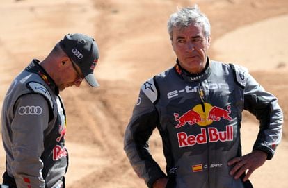 Stéphane Peterhansel y Carlos Sainz tras el accidente que sufrieron ambos este viernes durante la sexta etapa del Rally Dakar.