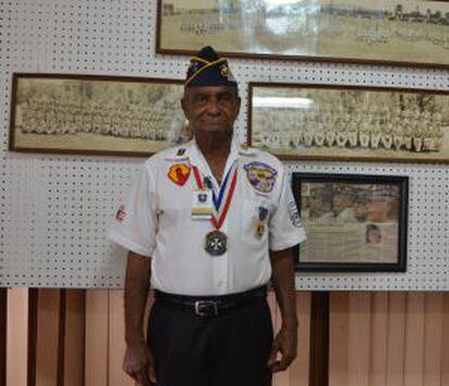 Federico Simmons, 85 años, con el uniforme de asociación de retirados.