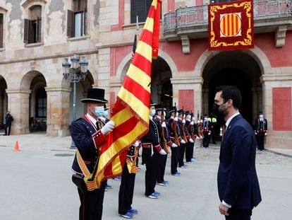 Una formación de los Mossos d'Esquadra recibe al presidente de la Cámara catalana, Roger Torrent, este viernes a su llegada al Parlament.