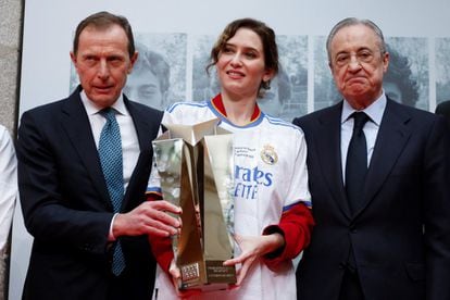 
La presidenta de la Comunidad de Madrid, Isabel Díaz Ayuso, entregó este martes el premio Internacional del Deporte de la Comunidad a la Quinta del Buitre. En la imagen, posa con el presidente del Real Madrid, Florentino Pérez, y el exfutbolista Emilio Butragueño.