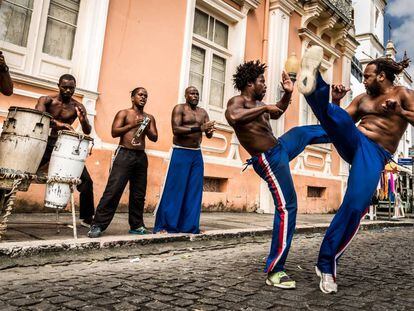 Música y capoeira en una de las calles del Pelourinho, el centro histórico de Salvador de Bahía (Brasil).