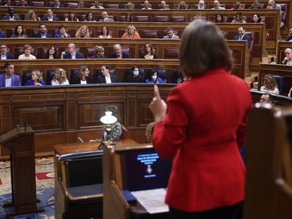La portavoz del PP en el Congreso, Cuca Gamarra, interviene durante la sesión de control al Gobierno del Pleno del Congreso, el 5 de octubre de 2022.