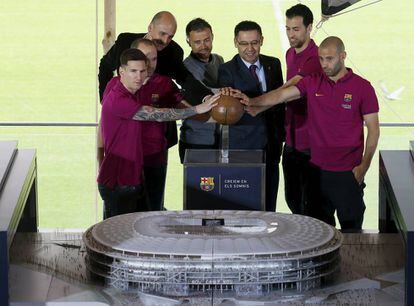 Els capitans del Barça i el president amb la maqueta del Camp Nou.