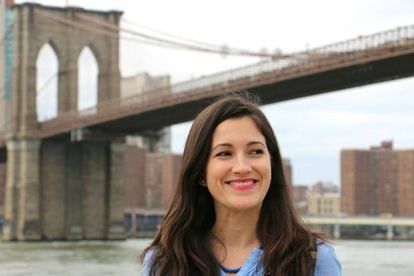 La poeta Almudena Vidorreta ante el puente de Brooklyn, en Nueva York, donde reside.