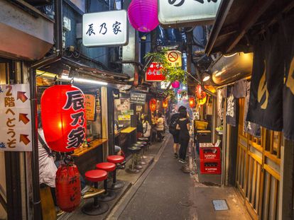 El callejón Omoide Yokocho, en el barrio de Shinjuku de Tokio.