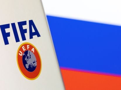 Logos de la FIFA y la UEFA junto a la bandera rusa.