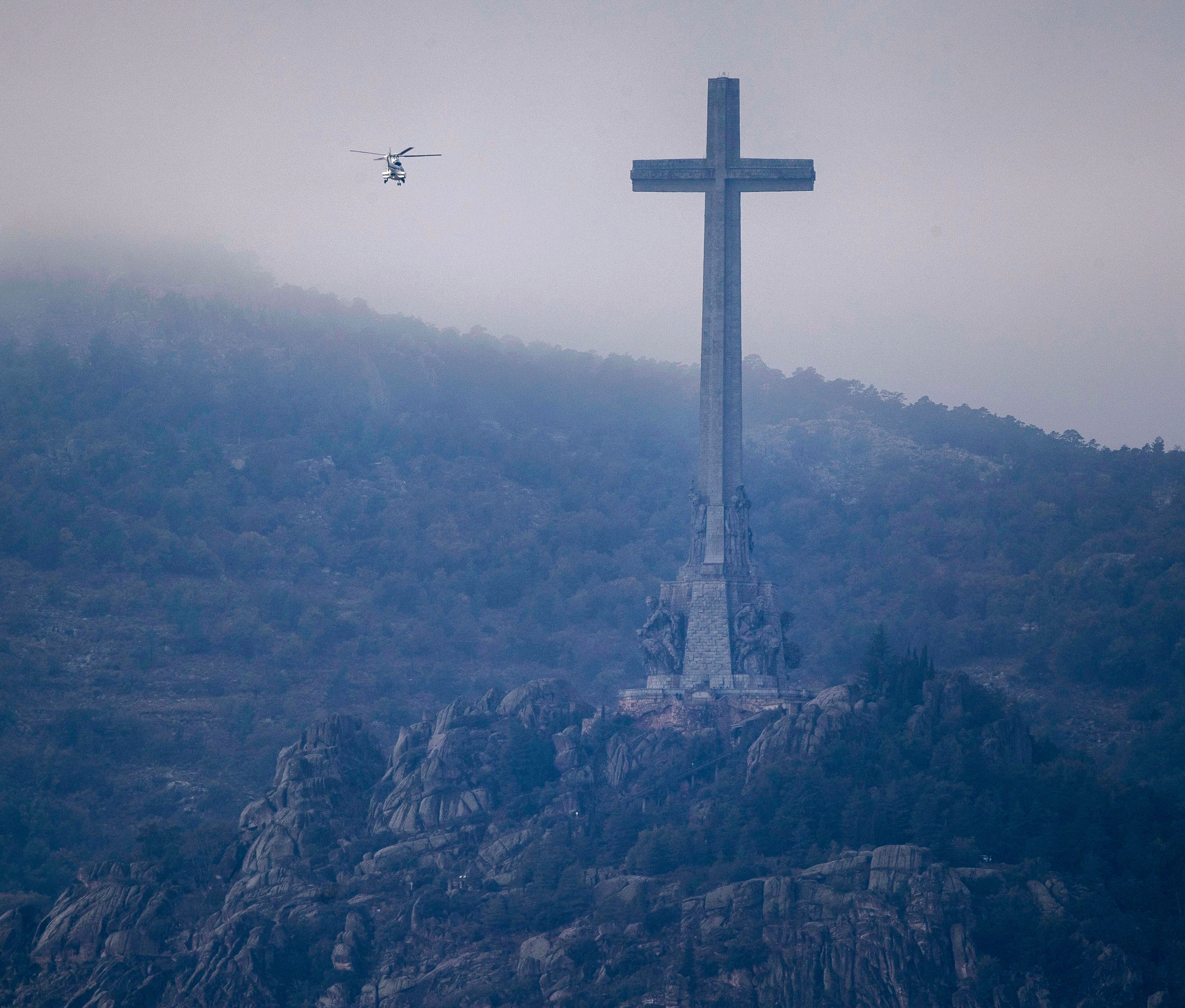 Llegada de un helicóptero al Valle de los Caídos para la exhumación de Franco el 24 de octubre de 2019.