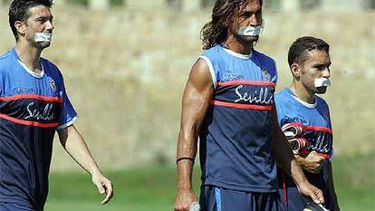 Los capitanes del Sevilla, Martí, Javi Navarro y David, posan con un esparadrapo en la boca.