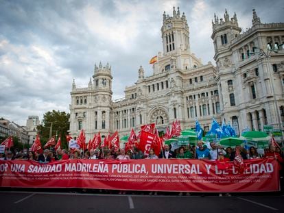 La cabecera de la manifestación por la sanidad pública a su paso por la plaza de Cibeles, junto al Ayuntamiento de Madrid, este sábado.