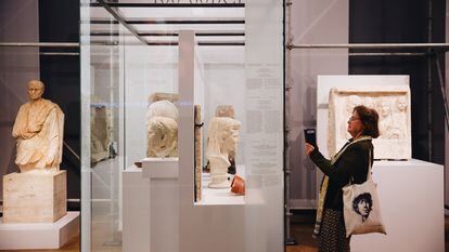 Una visitante en la exposición dedicada a Julio César en el museo H‘ART de Ámsterdam.
