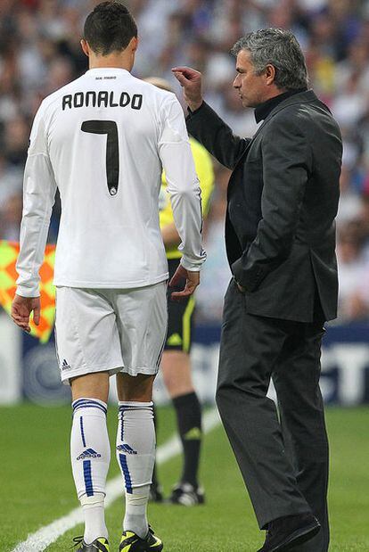Mourinho habla con Cristiano en el 0-2 ante el Barça en la <i>Champions </i>la pasada temporada.