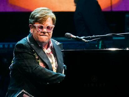 El cantante británico Elton John ofrece un concierto este lunes, en el Palau Sant Jordi de Barcelona (España). EFE/ Enric Fontcuberta.