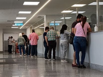 Ciudadanos esperando en las salas de recepción de Urgencias del Hospital 12 Octubre (Madrid).