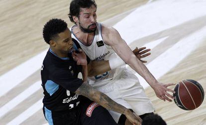 Llull roba el balón a Landesberg