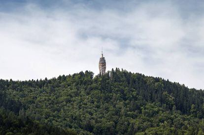 Esta construcción del estado austríaco de Carintia, en el monte Pyramidenkogel (851 metros), es la torre mirador de madera más alta del mundo: una construcción helicoidal de 100 metros de altura con varias plataformas desde las que se ven lagos y montes. Tiene una escalera de 441 peldaños, un tobogán de 120 metros y también dispone de ascensor.