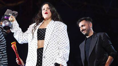 Rosalía, con su premio MTV EMA en la mano. Detrás, El Guincho.