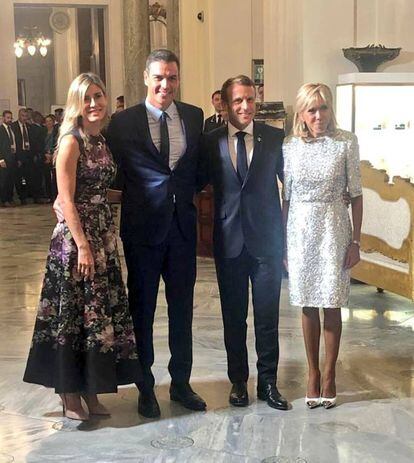 El presidente del Gobierno en funciones, Pedro Sánchez y su esposa Begoña Gómez son recibidos por el presidente francés, Emmanuel Macron, y su esposa, Brigitte Macron.