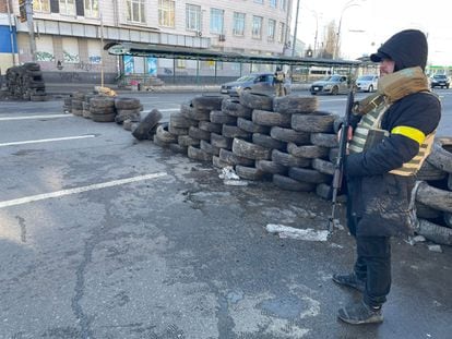 Una de las barricadas erigidas en el centro de Kiev. 