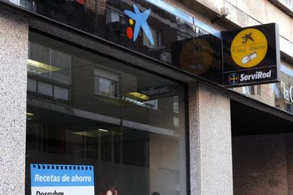 Fachada de una sucursal de La Caixa