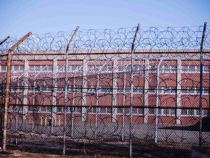 Alambrada que rodea la cárcel de Rikers Island en Nueva York.