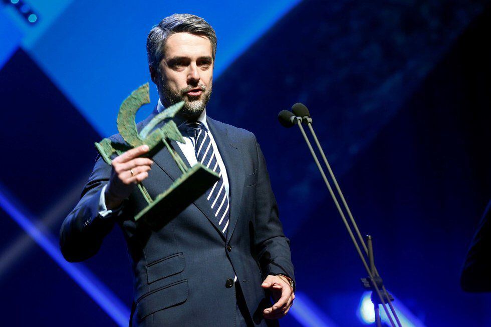 El periodista de RTVE Carlos Franganillo, con el Premio Ondas nacional de televisión al mejor presentador en 2019.