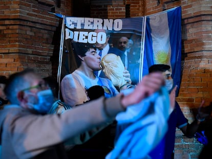 Seguidores de Maradona, este jueves en en Barcelona ante una bandera argentina y una pancarta con el lema de "Eterno Diego".