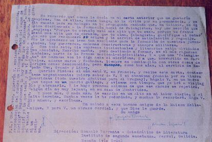 A la izquierda, carta inédita de Gonzalo Torrente Ballester, que se cierra con un '¡Arriba España!'.