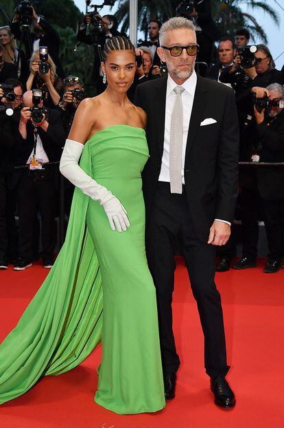 La modelo Tina Kunakey acudió junto a su marido, el actor Vincent Cassel, a la premier de Crimes of the Future con un vestido de escote palabra de honor en color verde y una larga capa firmado por Valentino.