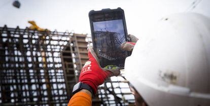 Un trabajador toma imágenes del proyecto Silvertown, en Londres.