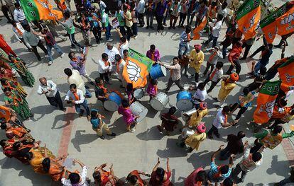 Decenas de personas celebran la victoria de Modi en la ciudad india de Gandhinagar.