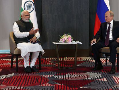 El primer ministro de la India, Narendra Modi, con el presidente ruso, Vladímir Putin, durante el encuentro que mantuvieron en Samarcanda el viernes.