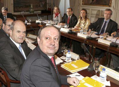 En primer plano, Louro y Chaves; al fondo, la delegación gallega con los conselleiros de Facenda y Presidencia.