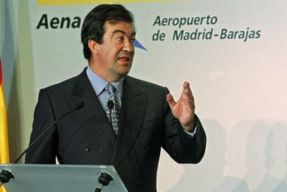 Francisco Álvarez-Cascos, el 18 de septiembre de 2002, durante una visita al aeropuerto de Barajas siendo ministro de Fomento.