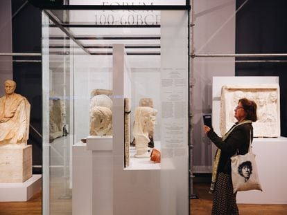 Una visitante en la exposición dedicada a Julio César en el Museo H’ART de Ámsterdam.