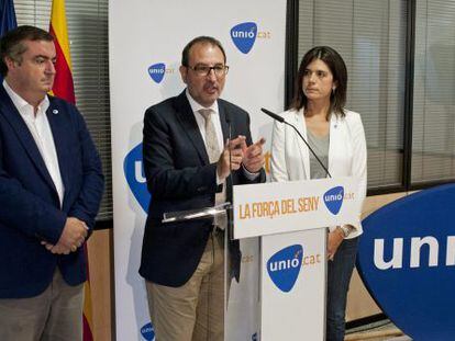 Ramon Espadaler (c)junto al candidato por Girona, Xavier Dilme (i), y Montse Surroca.