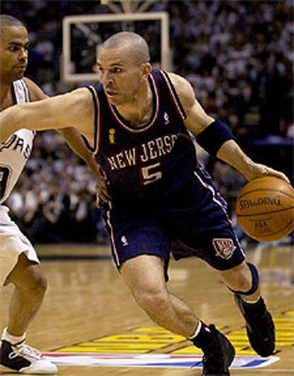 Jason Kidd, de los New Jersey Nets, dribla el balón ante el jugador de San Antonio Spurs, Tony Parker, durante el segundo encuentro de la final de la NBA.