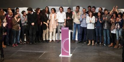 Clausura de la Asamblea Ciudadana de Podemos, con Pablo Iglesias, con camisa blanca, en el centro.