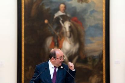 El ministro de Cultura, Miquel Iceta, este lunes en el Museo de Bellas Artes de Valencia, ante el cuadro de Anton Van Dyck 'Retrato ecuestre de Francisco de Moncada, marqués de Aytona'.