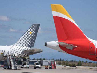 Colas de aviones de Vueling e Iberia, ambas del holding IAG.