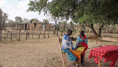 Noolaisanka Leposo conversa con su vecina Mairetwai Svuji en Oleleshwa, en el condado de Narok, al sur de Kenia.