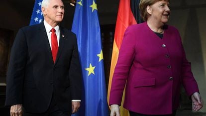 Angela Merkel, con el vicepresidente de EE UU, Mike Pence, en la Cumbre de Múnich.