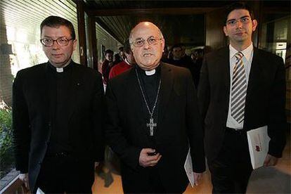 Ricardo Blázquez (en el centro), tras ser elegido presidente de la Conferencia Episcopal, el 8 de marzo.